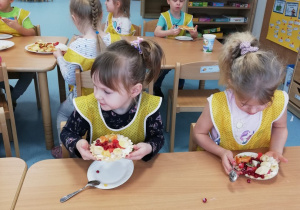 Dzieci jedzą deser